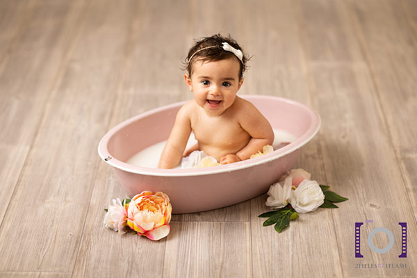 Studio photographe bébé bain de lait