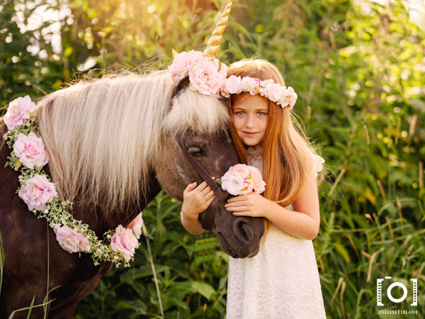 Photographie enfant fillette licorne cheval nature