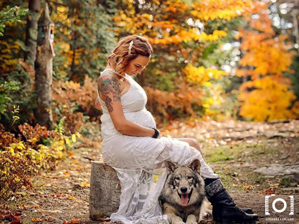 Maternité maman avec chien automne