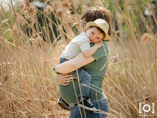 Photographe maternité enfant fils champ de blé