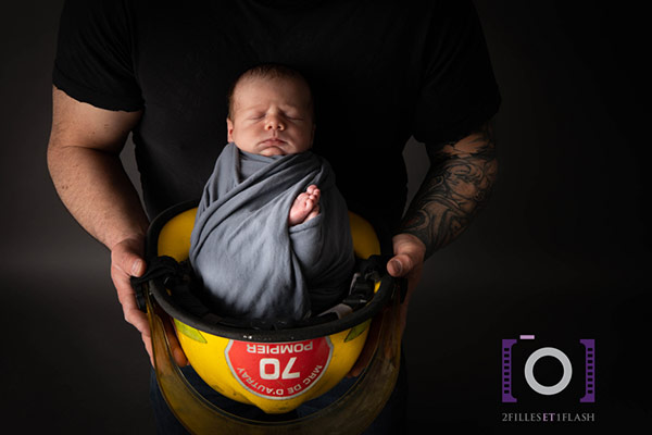 Photographe bébé dans casque pompier Lanaudière
