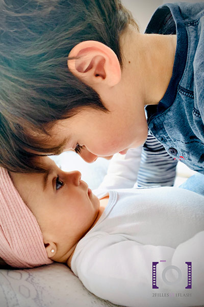 Photographe bébé et frère lumière naturelle