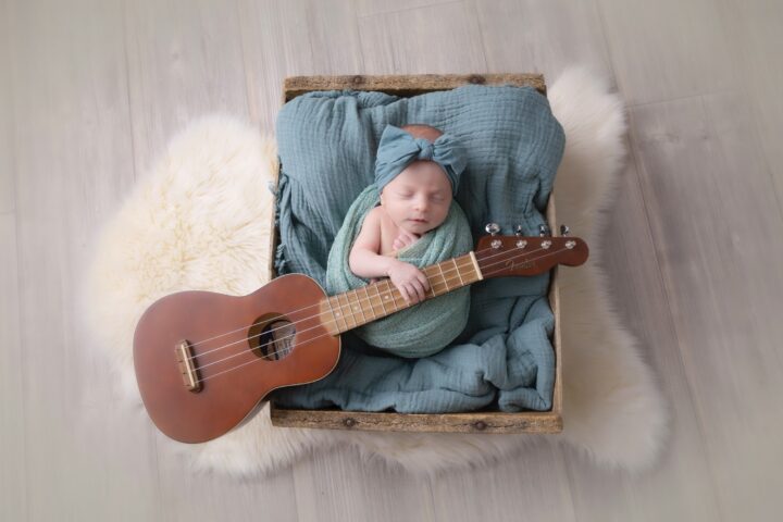 bébé nouveau-né avec guitare, séance photo bébé en studio lanaudière