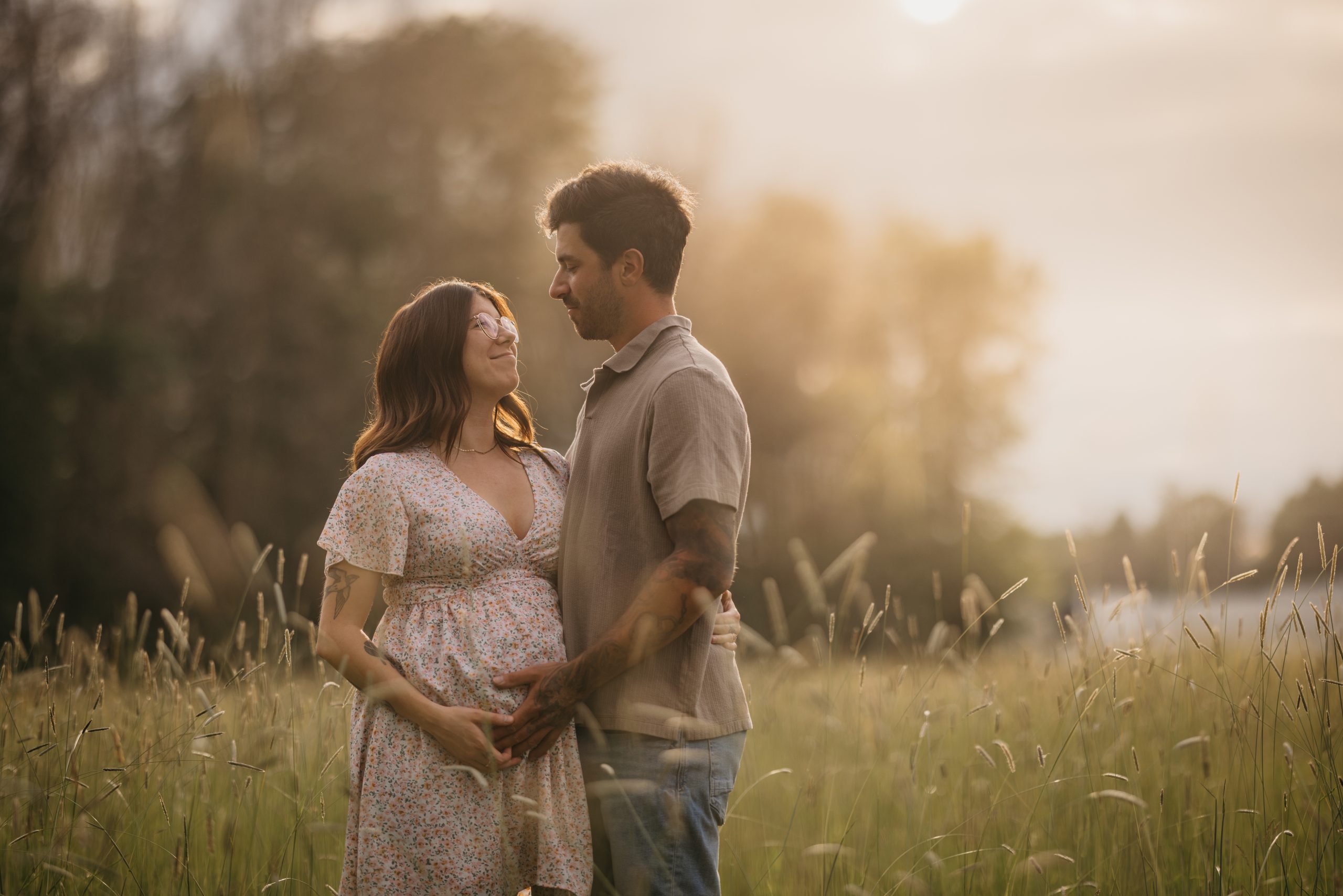 photographe maternite, bedaine, lanaudiere, golden hour, photo de couple, femme enceinte